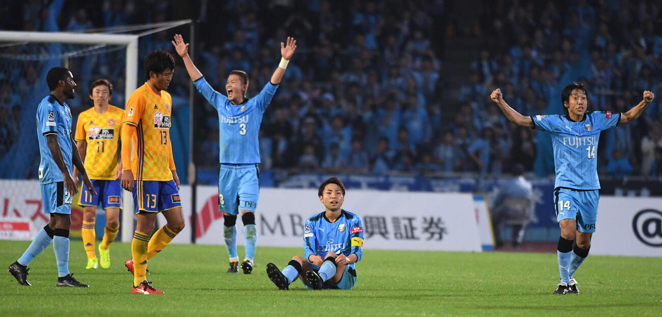 2017年10月、川崎F対仙台　2得点で逆転勝ちに貢献した川崎F・FW小林（右から2人目）はホッとした表情を見せる。右は中村