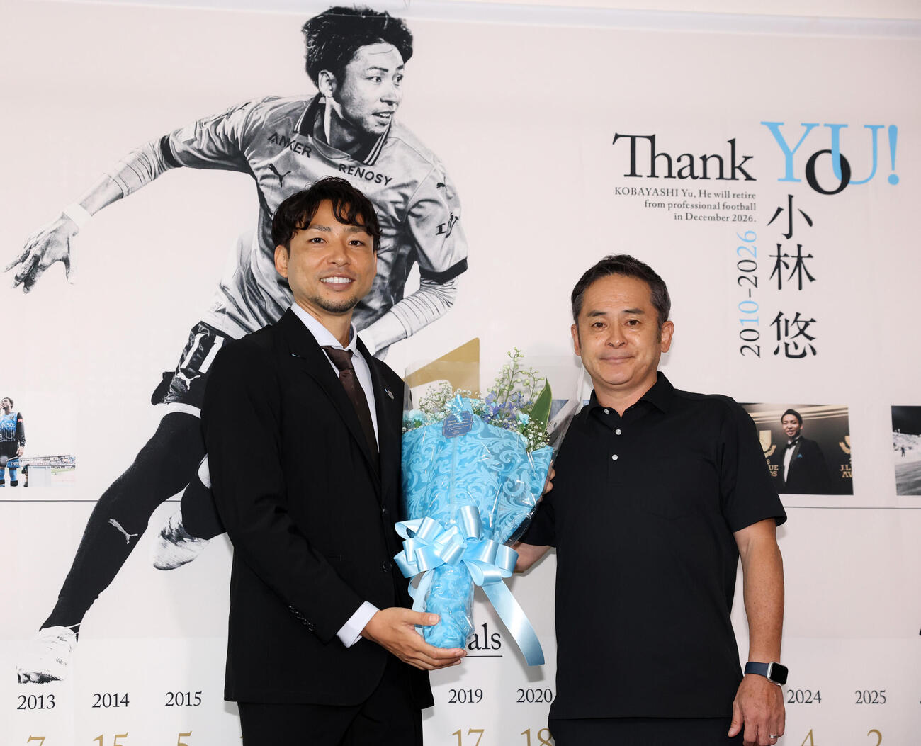 川﨑F小林悠（左）は引退会見後、向島建スカウトと笑顔で握手（撮影・浅見桂子）