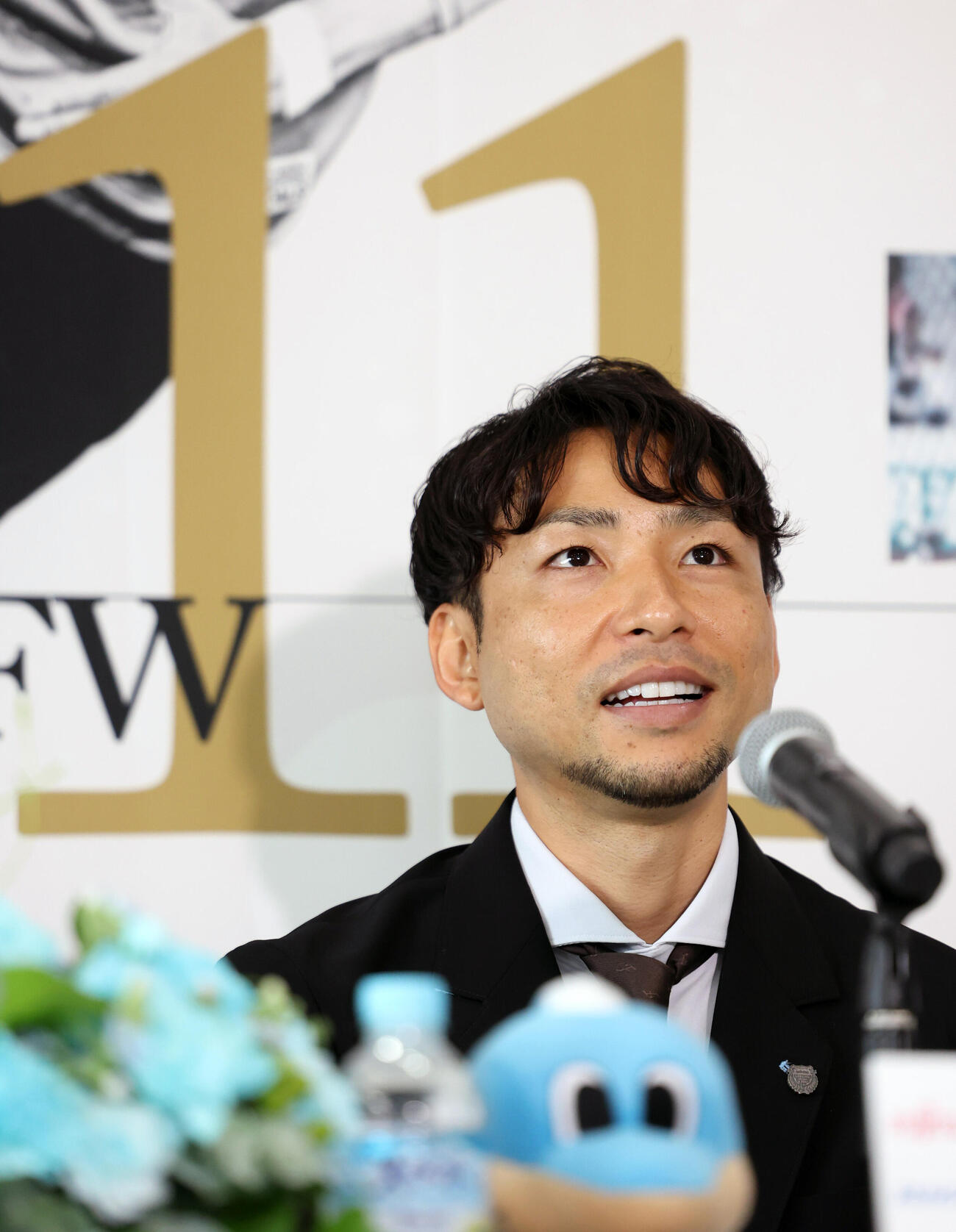 引退会見で笑みも浮かべ思い出を語る川﨑F小林悠（撮影・浅見桂子）