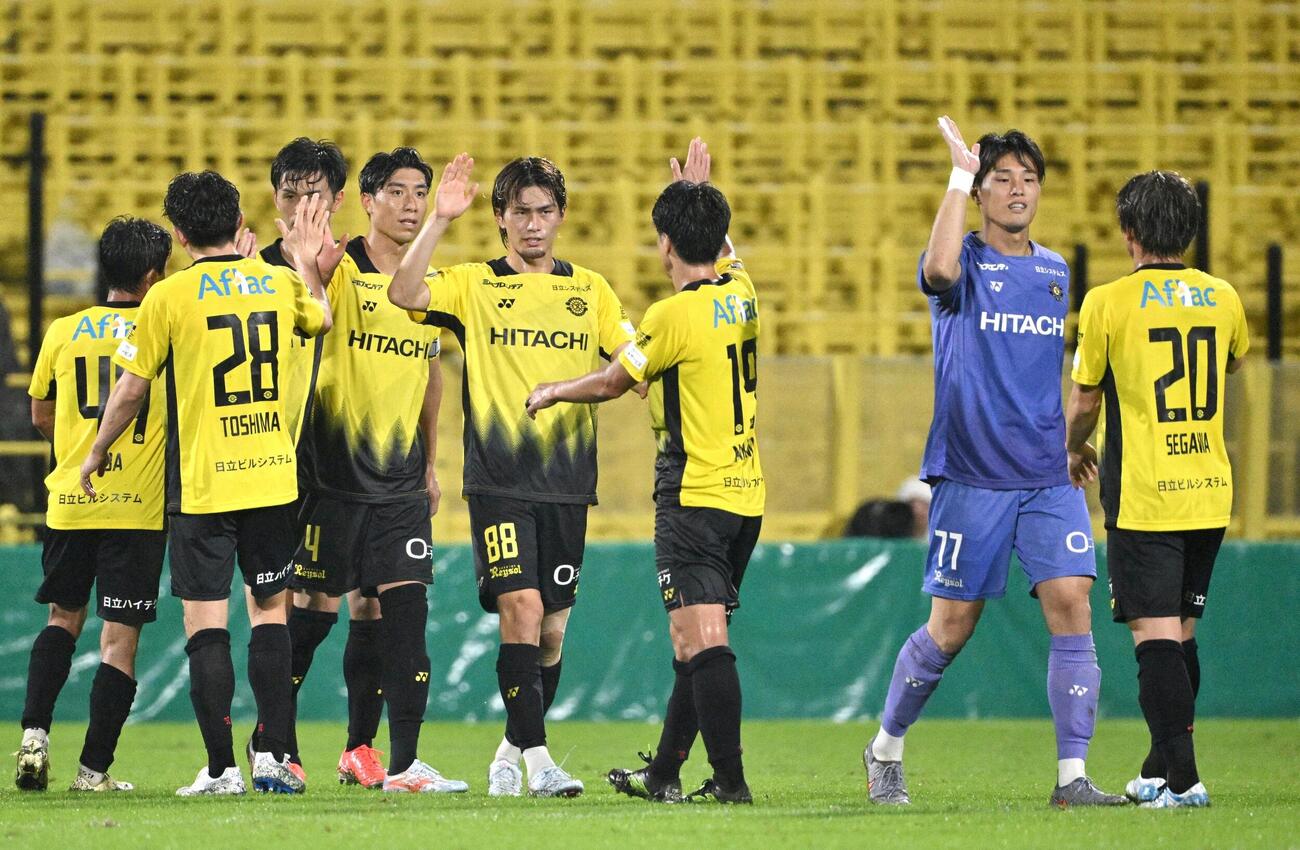 今治に快勝し、喜ぶ柏イレブン（共同）