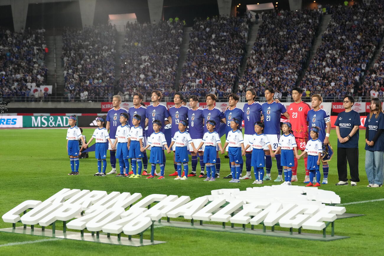 日本対ウルグアイ　整列する日本代表（撮影・足立雅史）