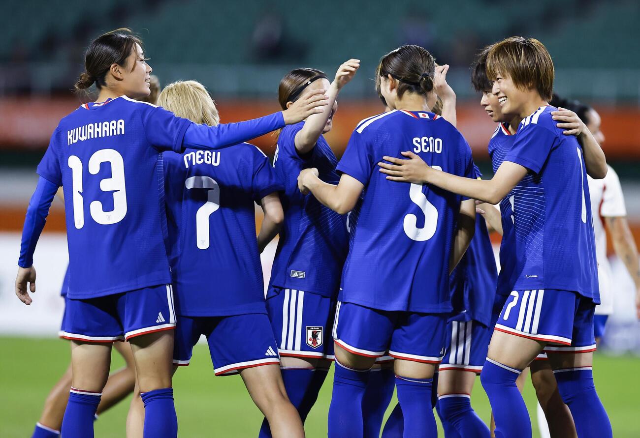 日本対フィリピン　前半、先制ゴールを決め祝福される宝田（右端）（共同）
