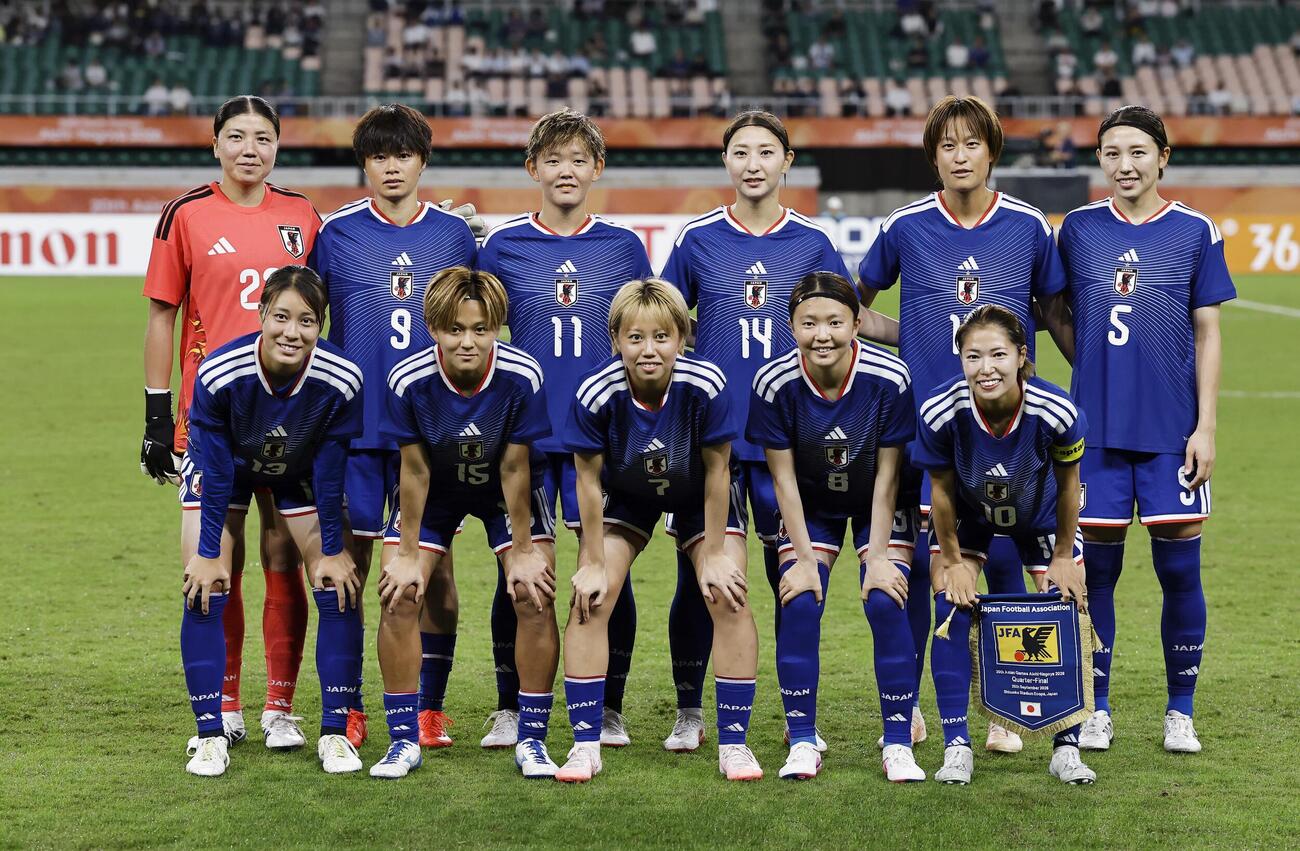 フィリピン戦に臨む日本イレブン。前列左から桑原、伊東、浜田、榊原、成宮、後列左からGK大場、上野、神谷、塩越、宝田、瀬野（共同）