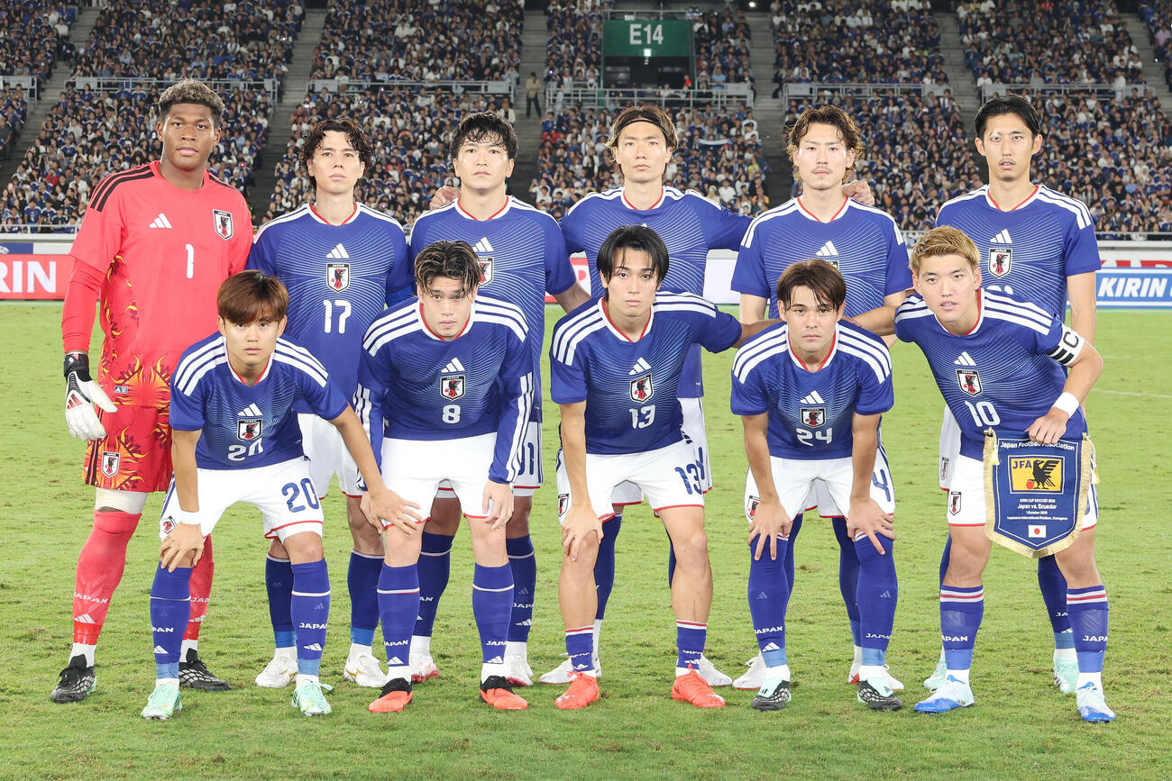 日本対エクアドル　試合前、集合写真に納まる日本のスタメン（撮影・宮地輝）