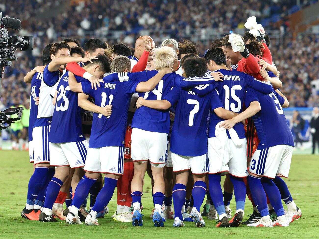 日本対エクアドル　PK戦で勝利し歓喜の輪を作るGK鈴木彩艶（右端）ら（撮影・宮地輝）