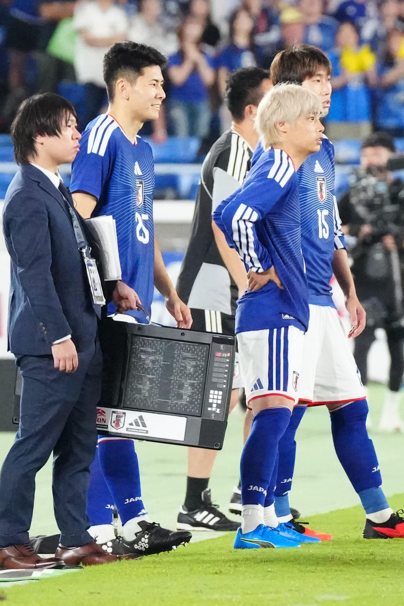 日本対エクアドル　後半、交代を待つ、左2人目から鈴木淳之介、伊東純也、鎌田大地（撮影・江口和貴）