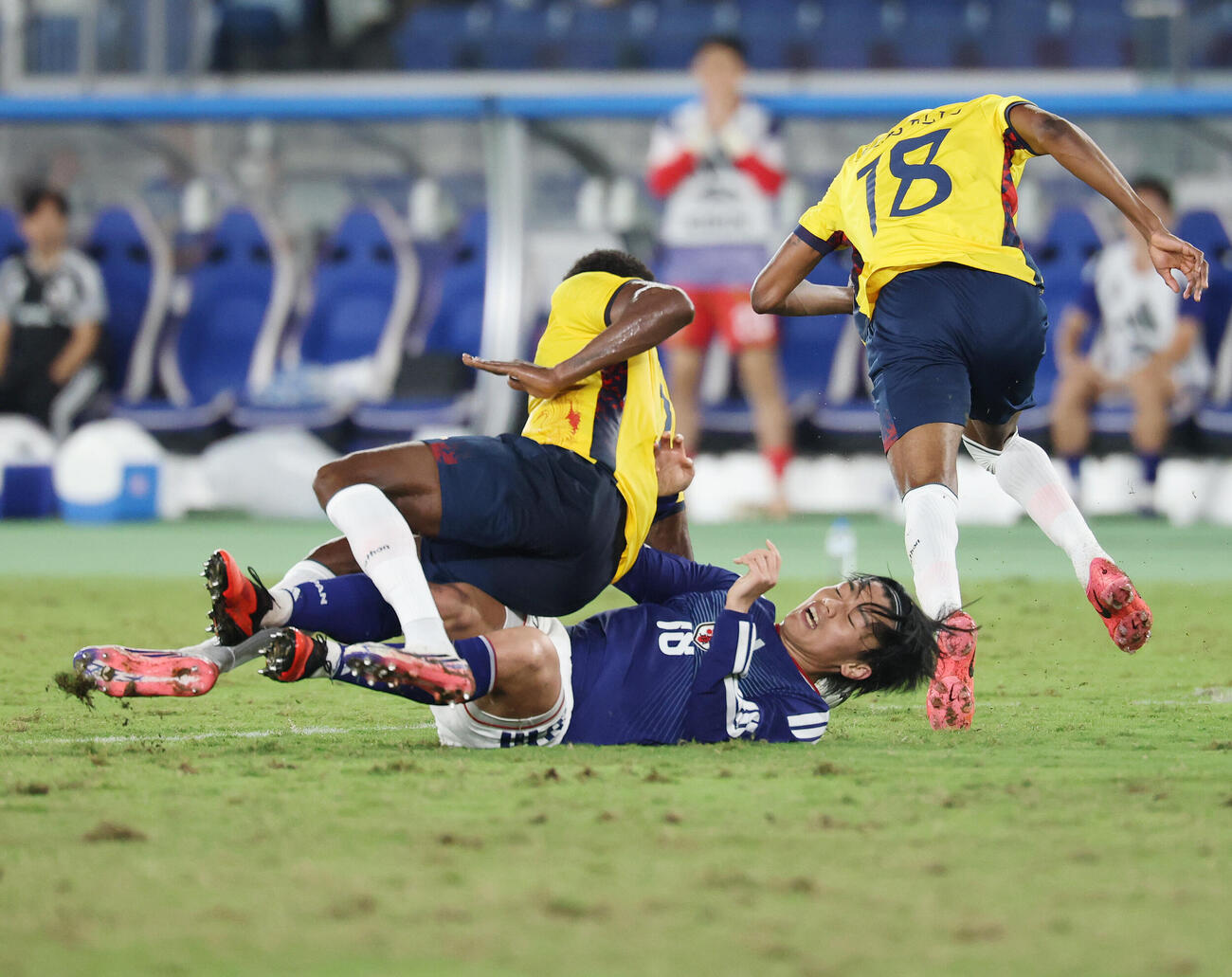 日本対エクアドル　後半、ピッチに足を取られる上田綺世（撮影・宮地輝）