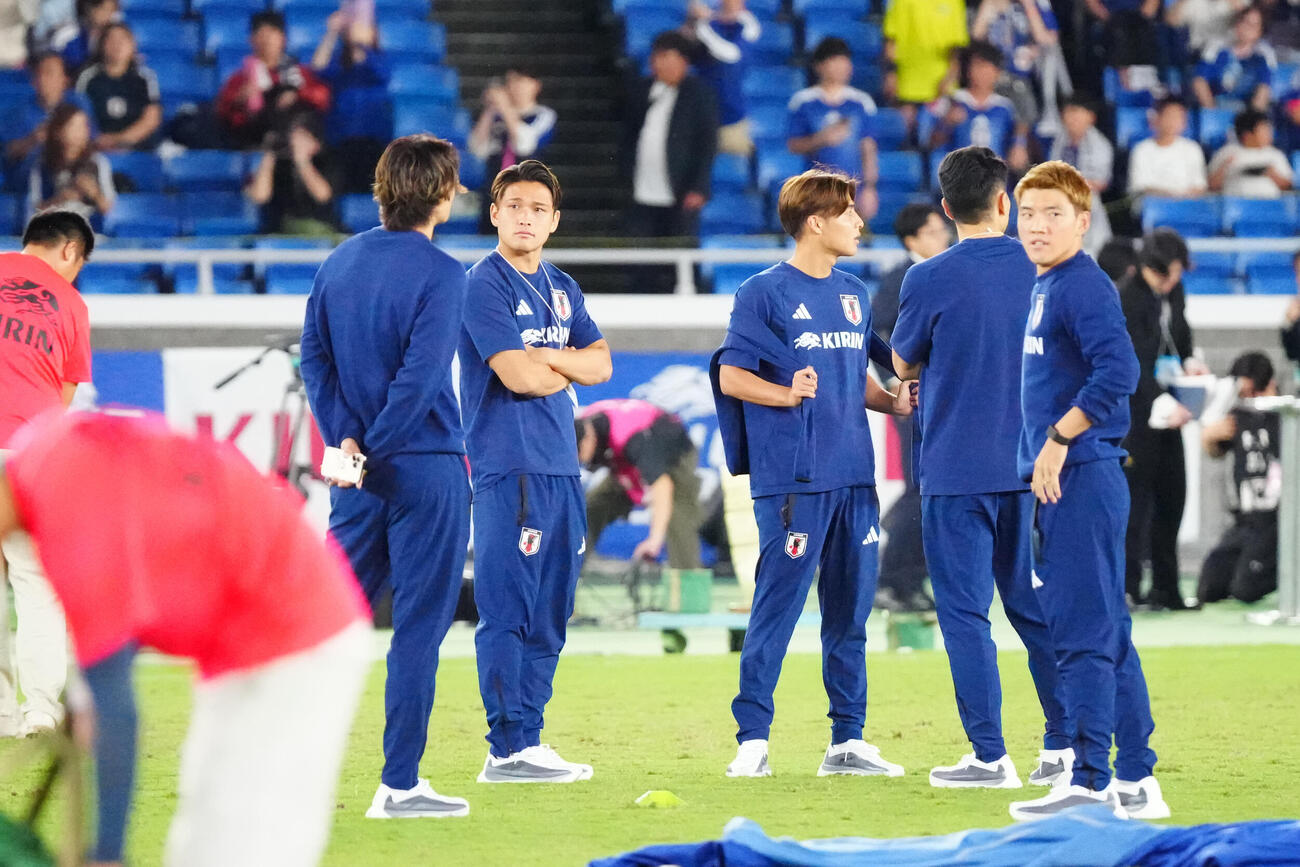 日本対エクアドル　試合前、ピッチの感触を確かめる松木玖生（左から2人目）らサッカー日本代表の選手たち。右端は堂安律（撮影・江口和貴）