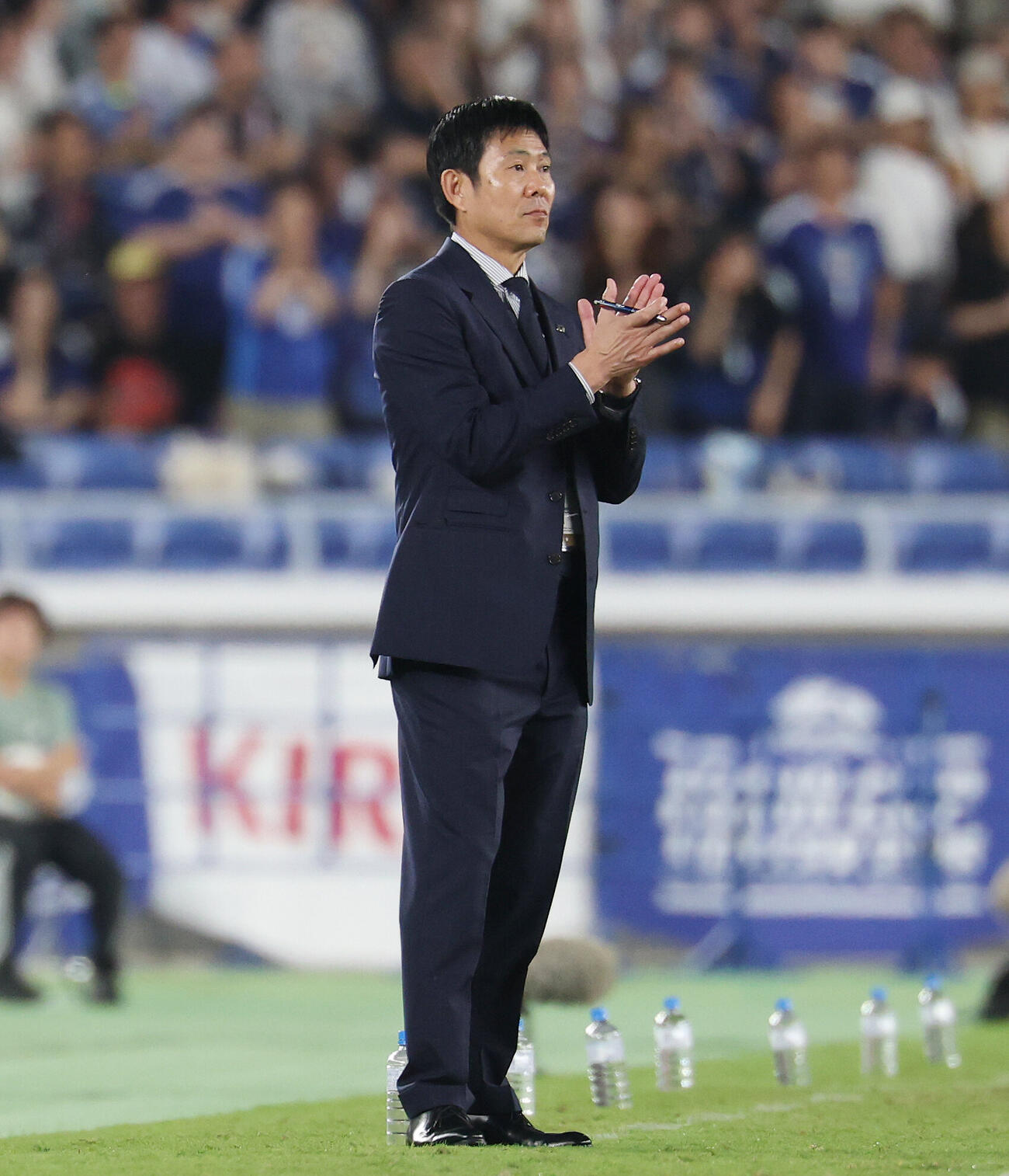 日本対エクアドル　前半、手をたたく森保一監督（撮影・宮地輝）