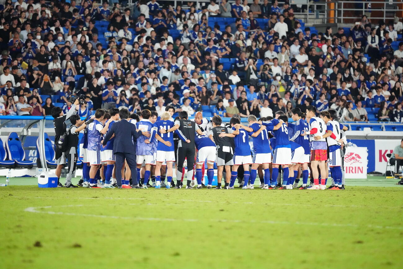 日本対エクアドル　PK戦前、円陣を組む日本代表の選手たち（撮影・江口和貴）