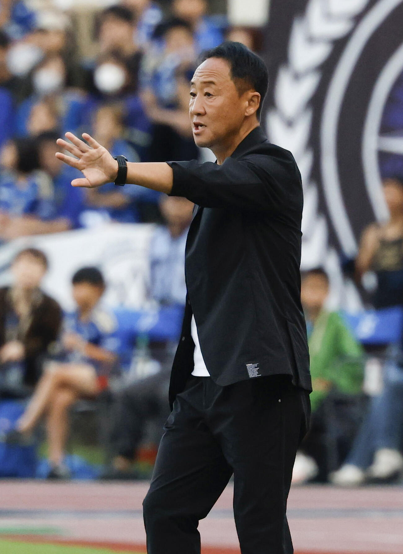 町田－京都　前半、指示を出す町田・黒田監督＝Gスタ（共同）