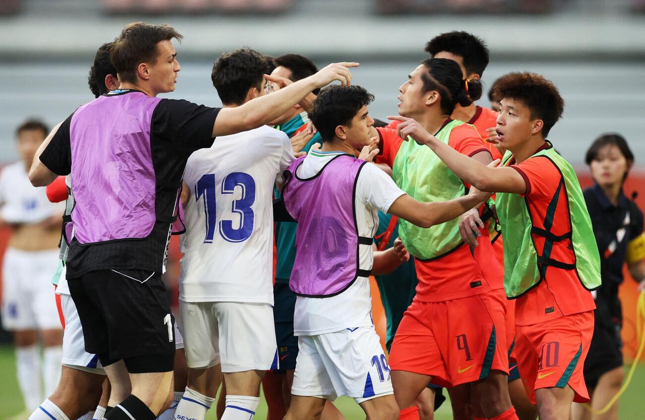 アジア大会サッカー3位決定戦　乱闘騒ぎに発展した中国とウズベキスタンの両軍イレブン（ロイター）