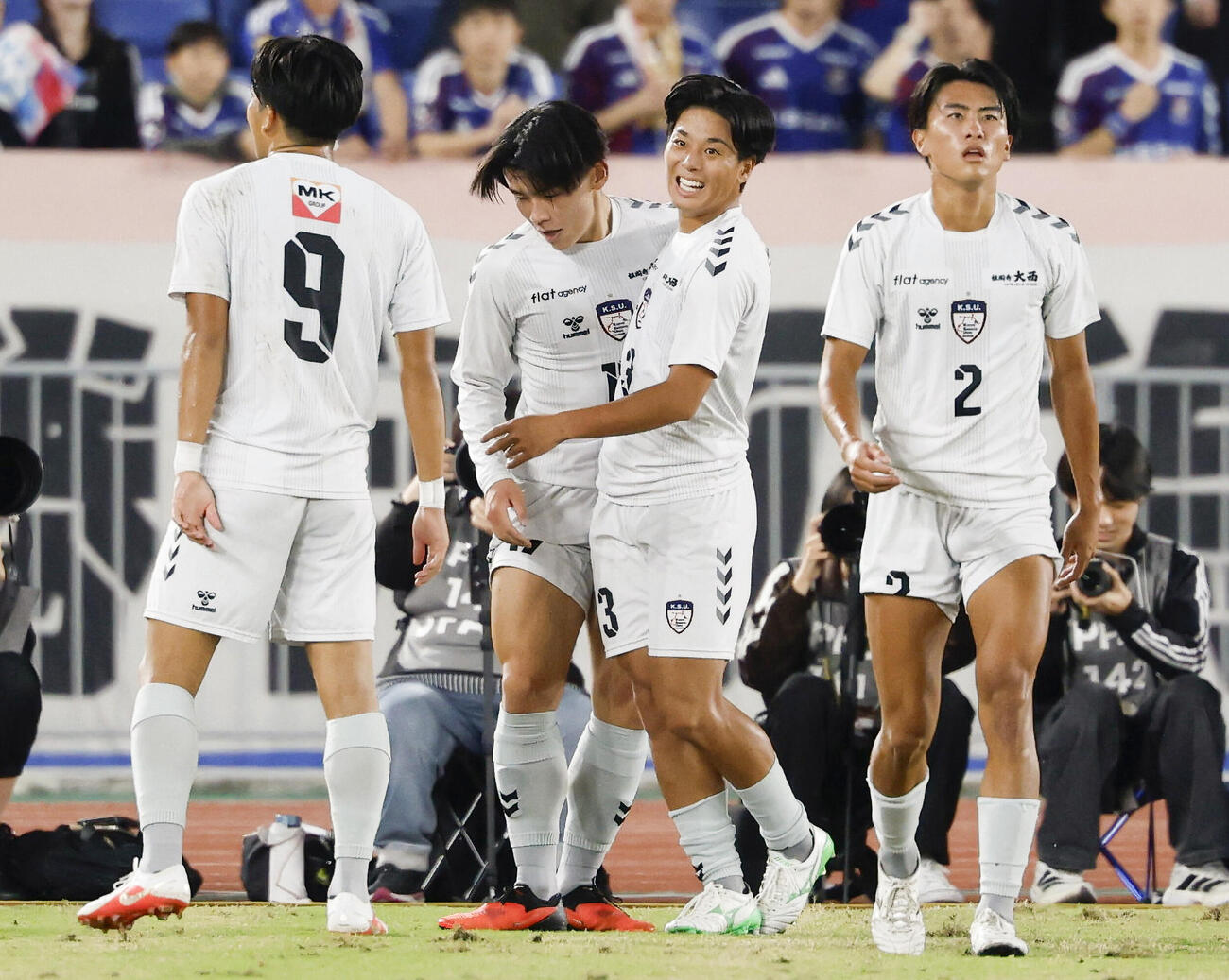 横浜対京産大　前半、先制ゴールを決め祝福される京産大福永（左から2人目）（共同）