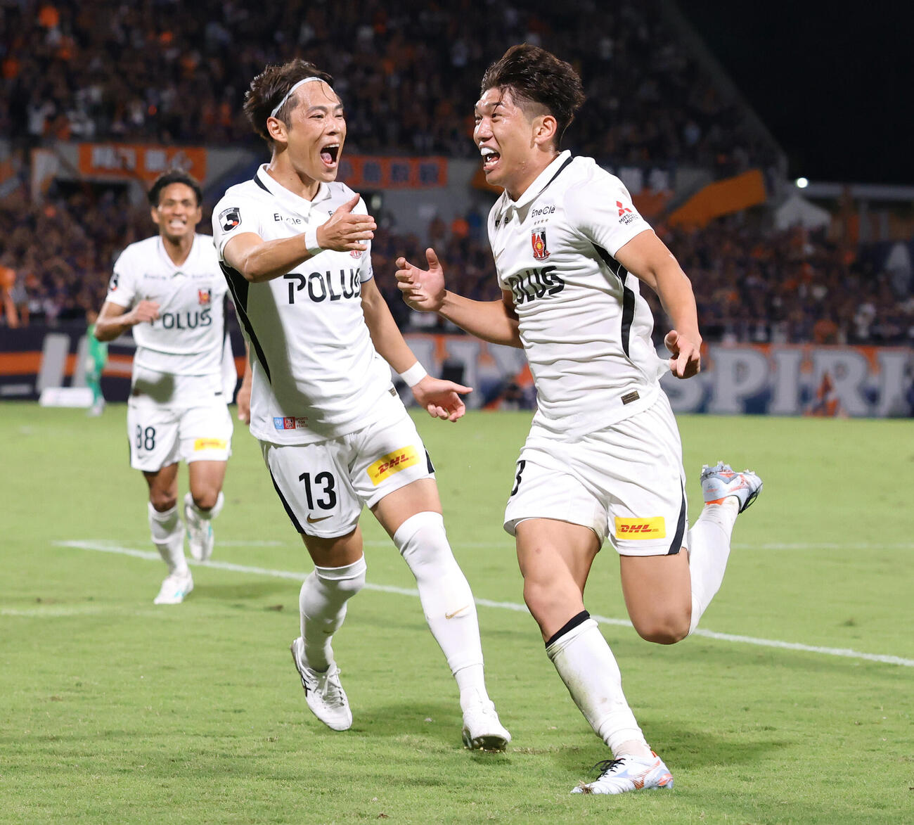浦和－大宮　後半、先制ゴールを決め、喜ぶ浦和・笹（右）＝NACK5（共同）