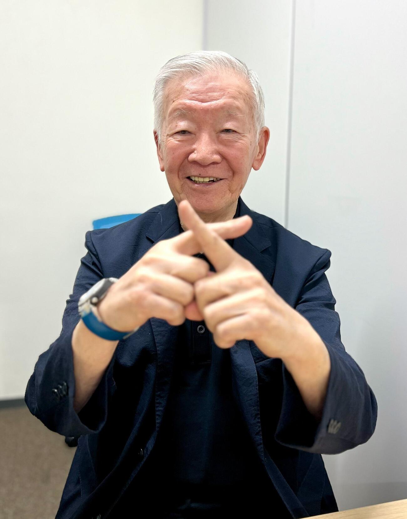 11月5日に東京・EXシアター六本木で行うトークイベント「絶対に負けられない大討論会」に参加するサッカー解説者のセルジオ越後氏。会場のEXシアターをイメージして「X」ポーズを披露する。