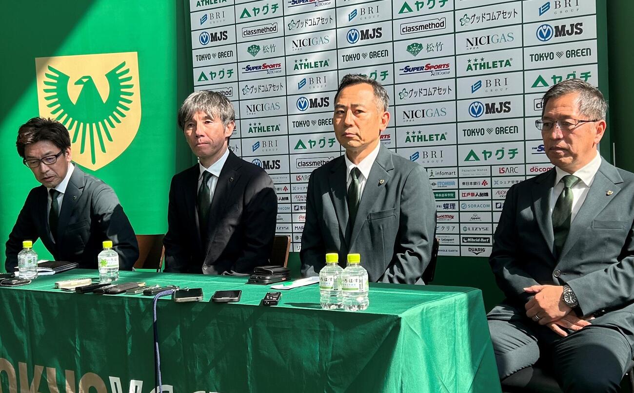 就任会見に臨んだ東京Vの相馬直樹新監督（左から2人目）。左から江尻強化部長、1人おいて中村社長、栗田副社長