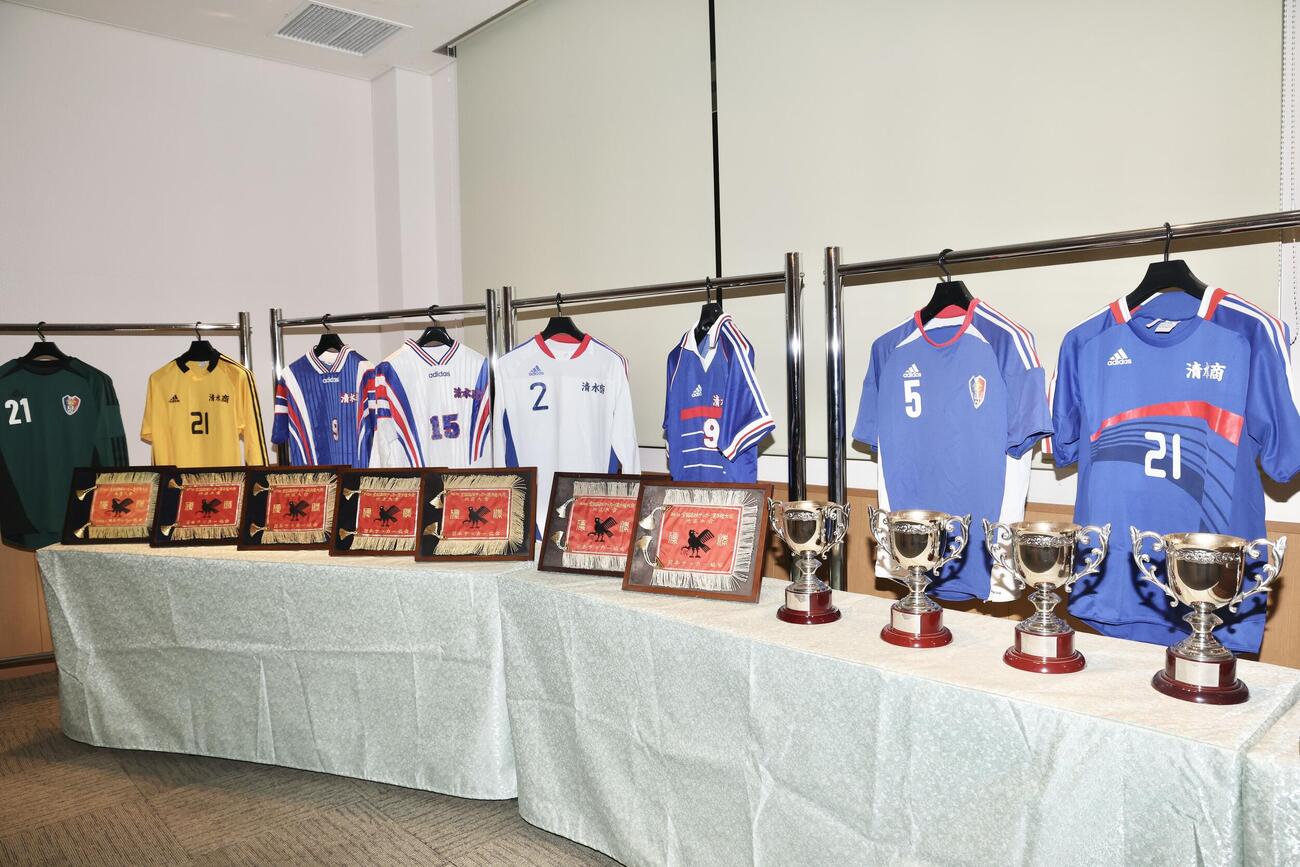 元清水商業サッカー部監督大滝雅良さんの祭壇近くに設置される展示物（撮影・河田真司）