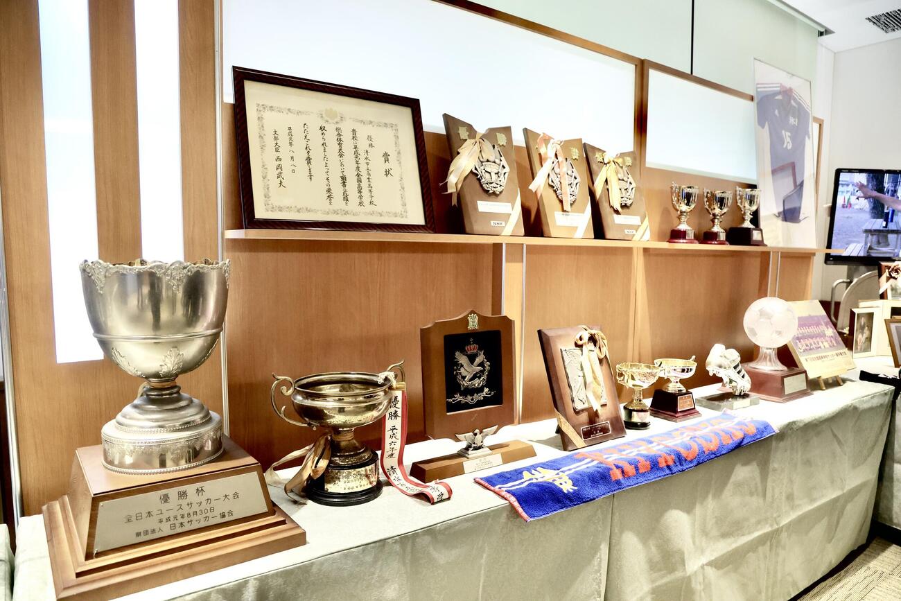 元清水商業サッカー部監督大滝雅良さんの祭壇近くに設置される展示物（撮影・河田真司）