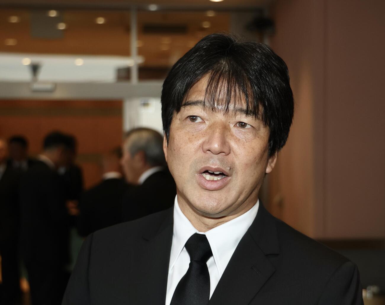 取材に応じる名波浩氏（撮影・河田真司）