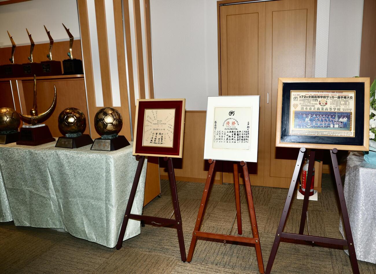 元清水商業サッカー部監督大滝雅良さんの祭壇近くに設置される展示物（撮影・河田真司）