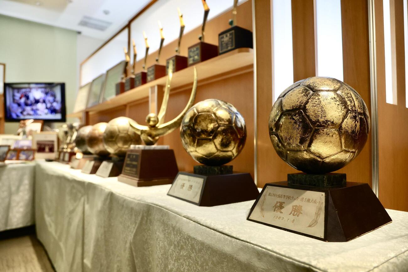 元清水商業サッカー部監督大滝雅良さんの祭壇近くに設置される展示物（撮影・河田真司）