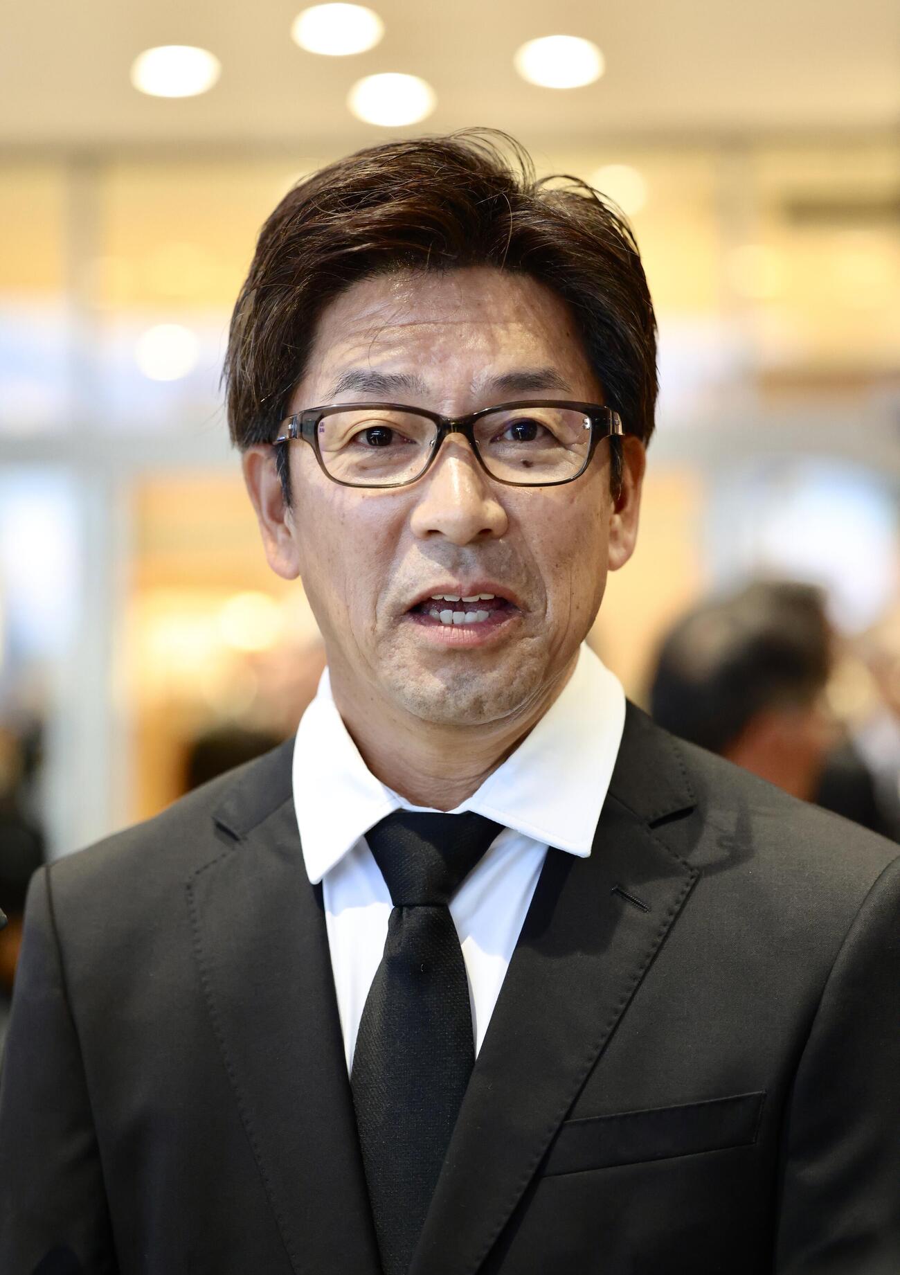 取材に応じる東京V江尻篤彦強化部長（撮影・河田真司）