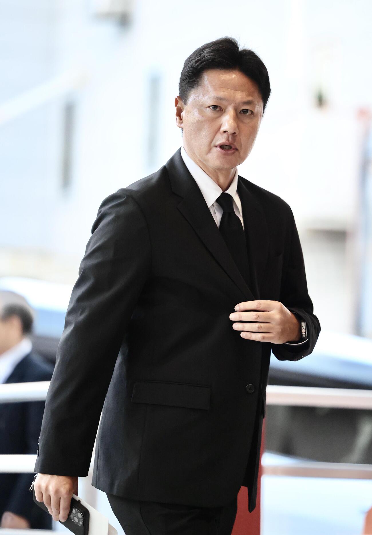 元清水商業サッカー部監督・大滝雅良さんの通夜に参列するU21大岩剛監督（撮影・河田真司）