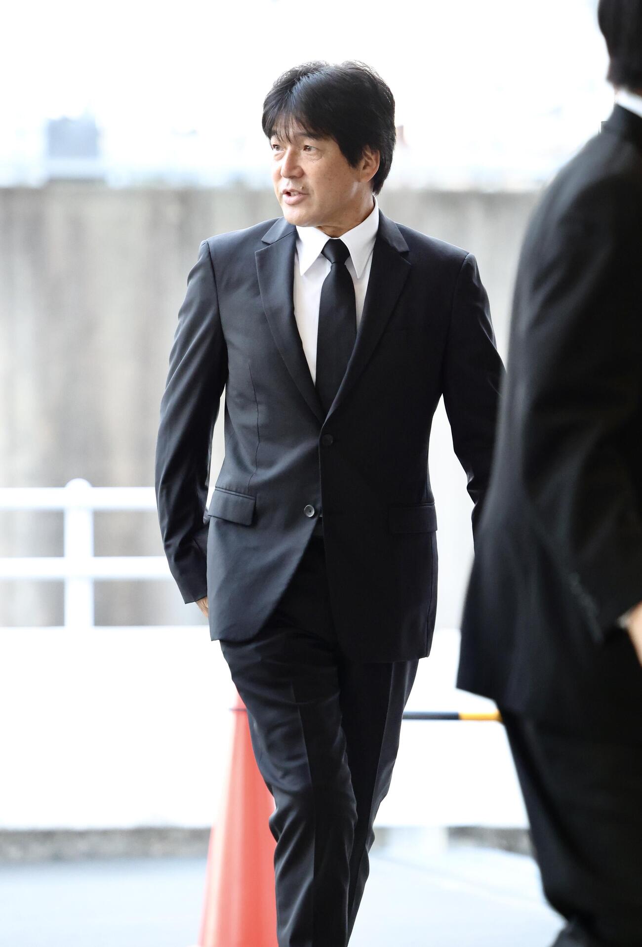 元清水商業サッカー部監督大滝雅良さんの通夜に参列する名波浩氏（撮影・河田真司）