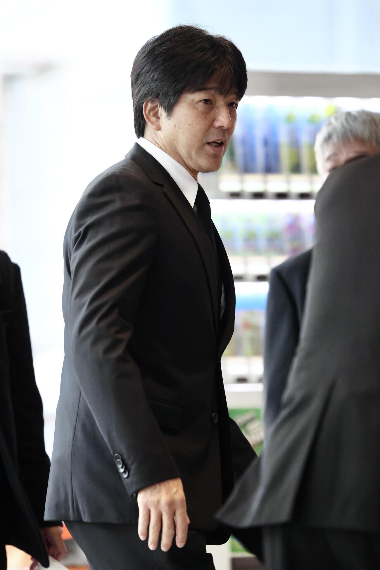 元清水商業サッカー部監督大滝雅良さんの通夜に参列する名波浩氏（撮影・河田真司）
