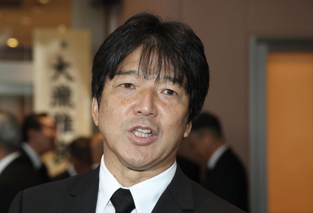 取材に応じる名波浩氏（撮影・河田真司）