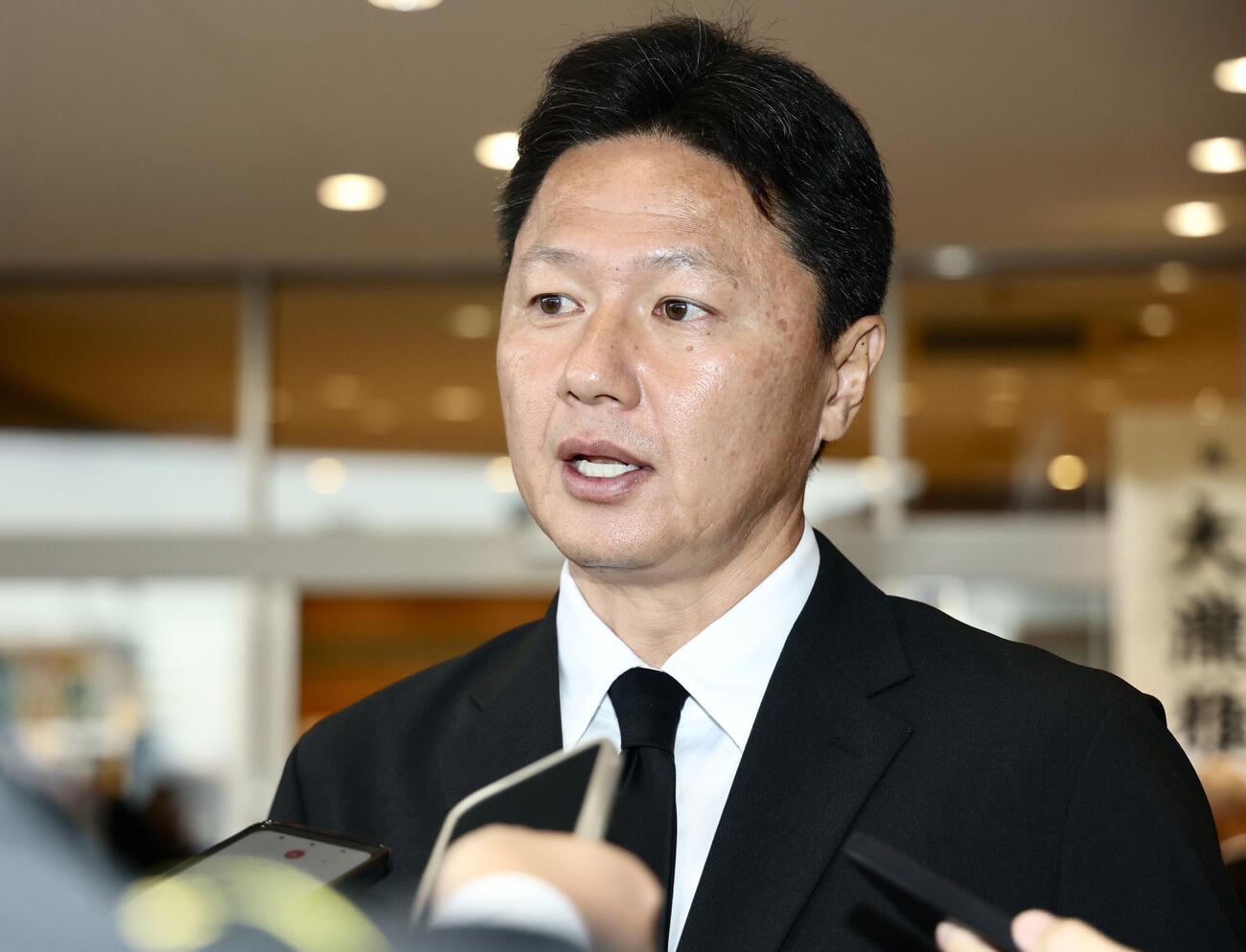 取材に応じるU21大岩剛監督（撮影・河田真司）