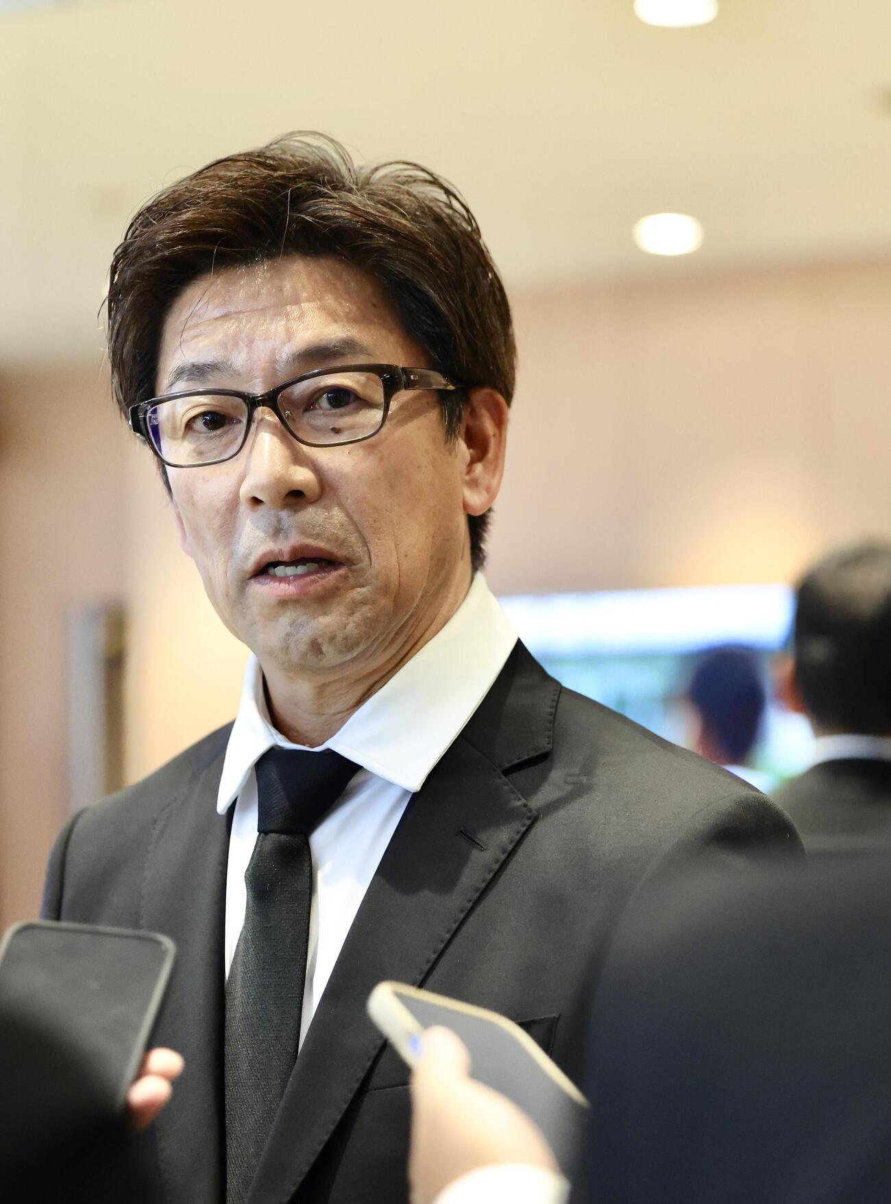 取材に応じる東京V江尻篤彦強化部長（撮影・河田真司）