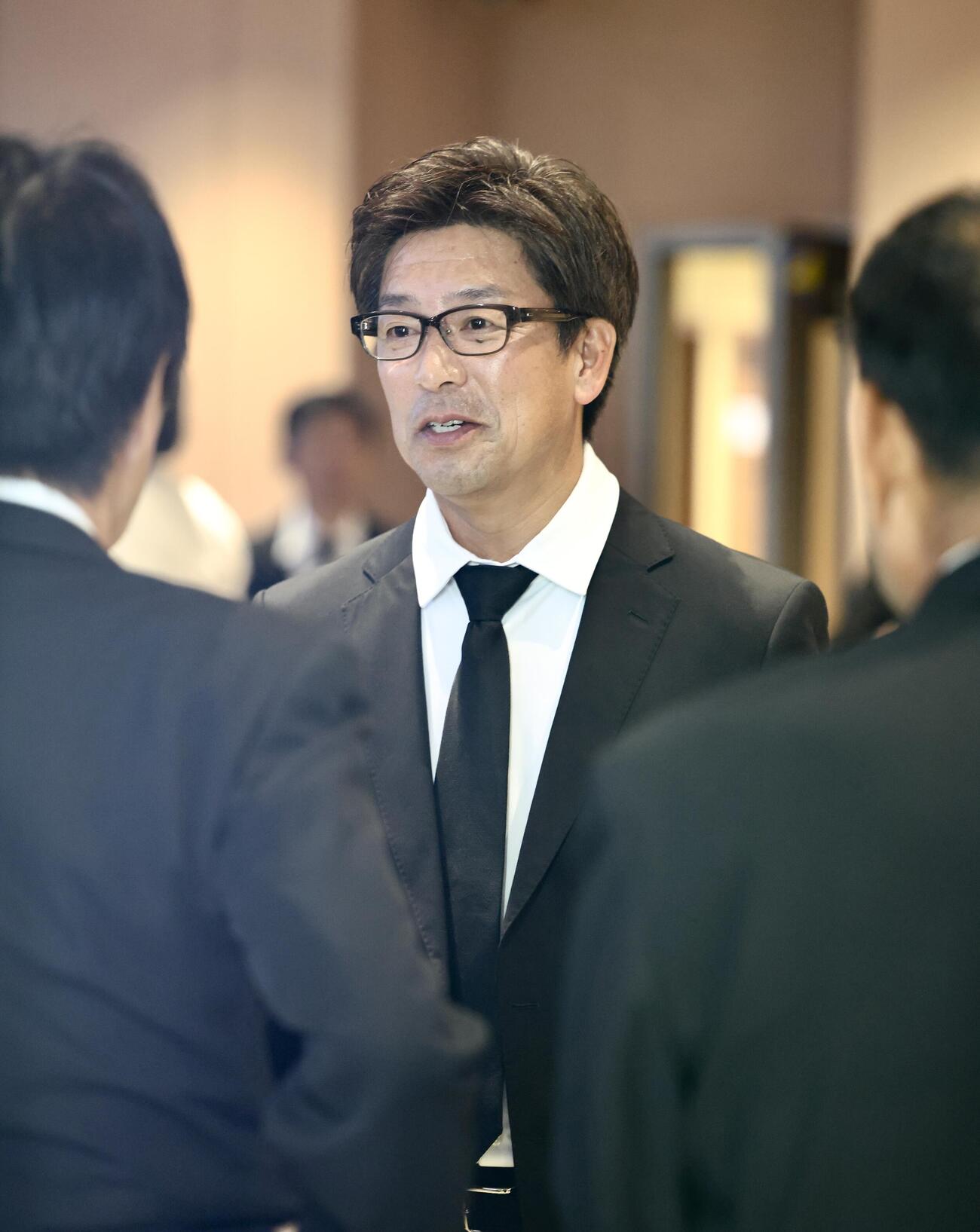 参列者と言葉を交わす東京V江尻篤彦強化部長（撮影・河田真司）