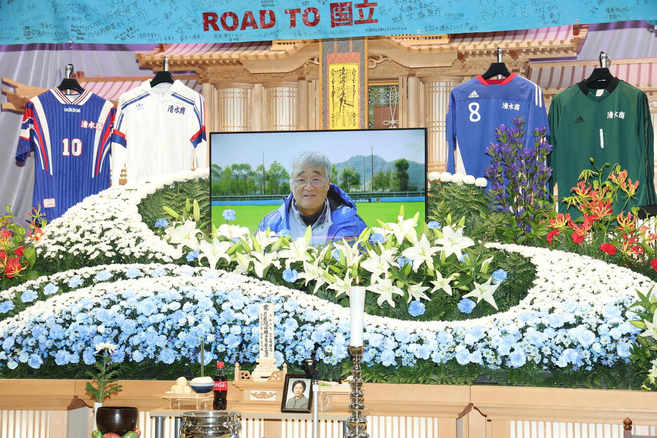 元清水商業サッカー部監督大滝雅良さんの祭壇（撮影・河田真司）