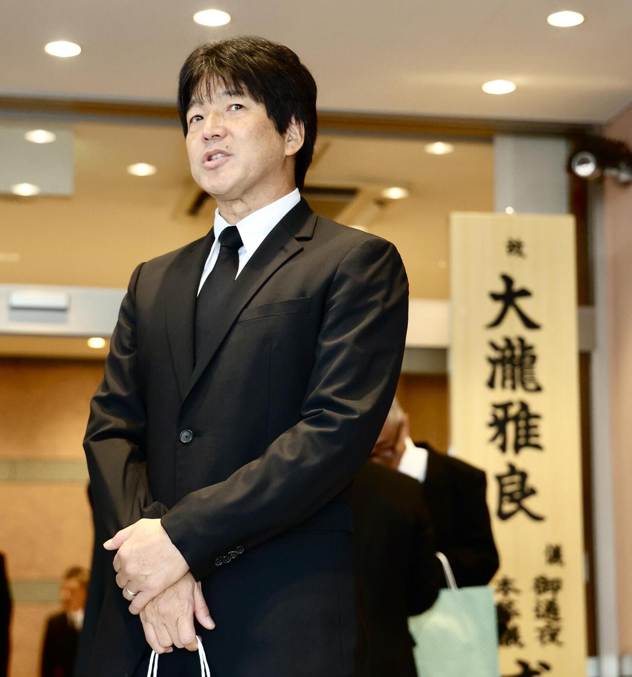元清水商業サッカー部監督大滝雅良さんの通夜に参列する名波浩氏（撮影・河田真司）