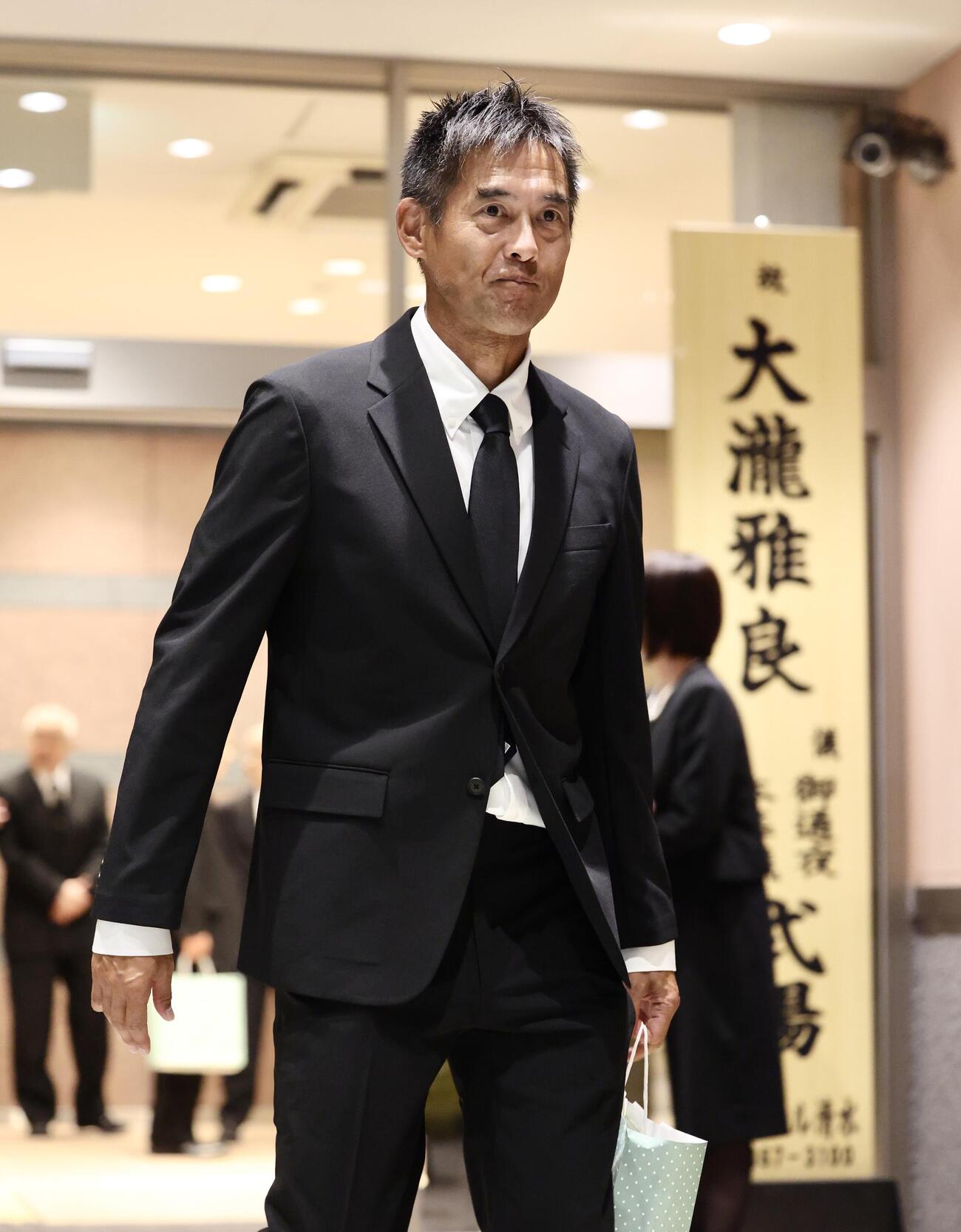 元清水商業サッカー部監督大滝雅良さんの通夜に参列する川口能活氏（撮影・河田真司）
