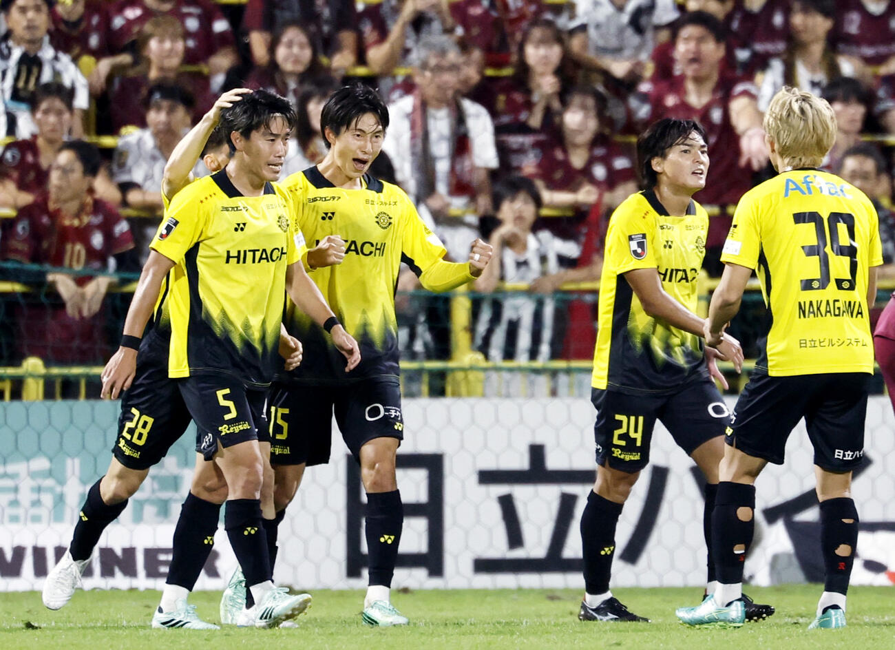 柏対神戸　前半、先制ゴールを決め喜ぶ柏藤尾（右から3人目）（共同）