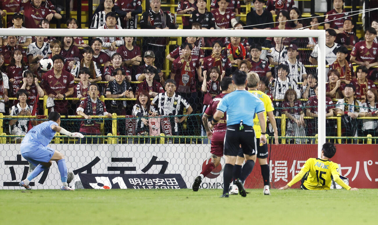 柏対神戸　前半、先制ゴールを決める柏藤尾（右端）（共同）