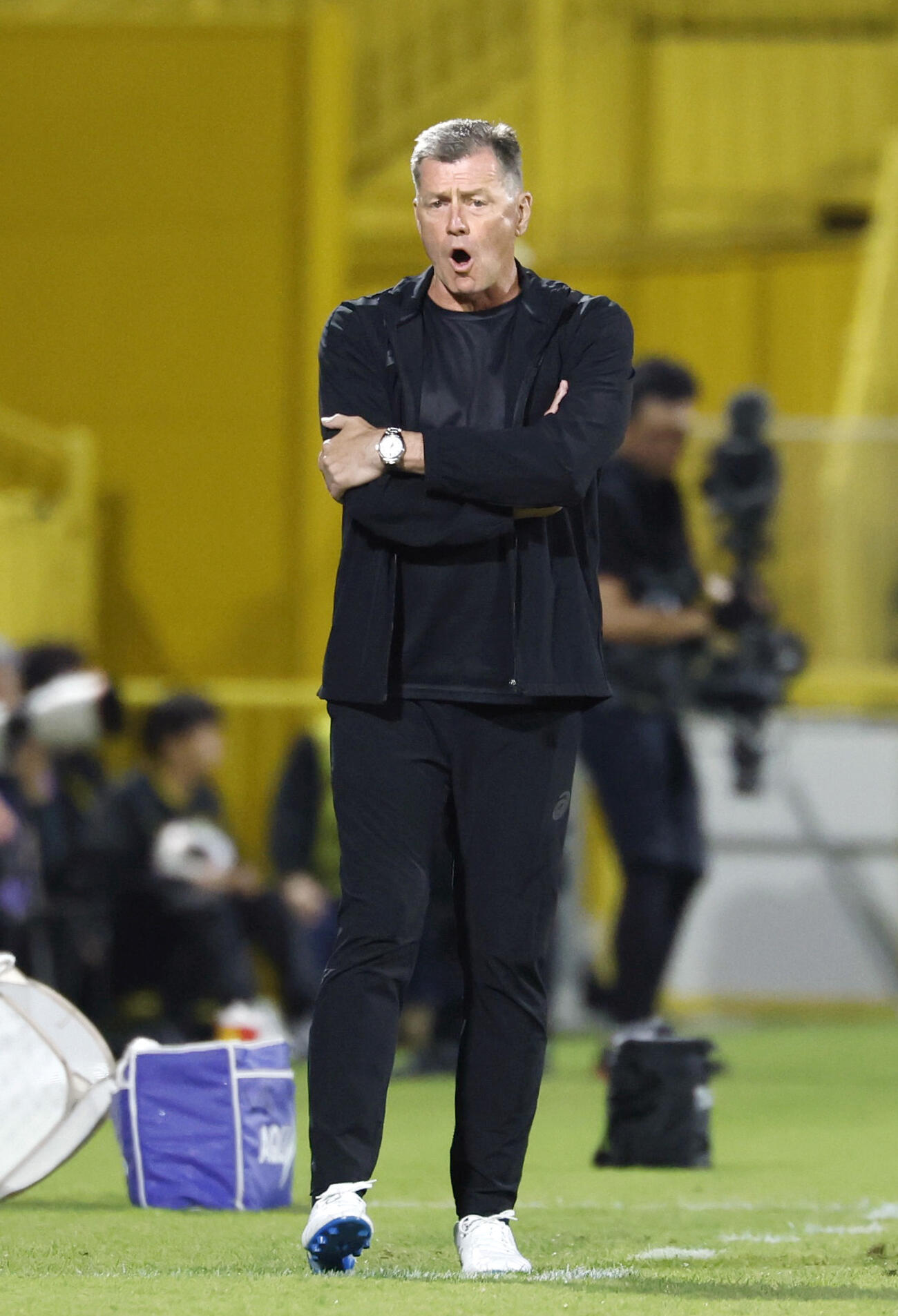 柏－神戸　前半、試合を見守る神戸・スキッベ監督＝三協F柏（共同）