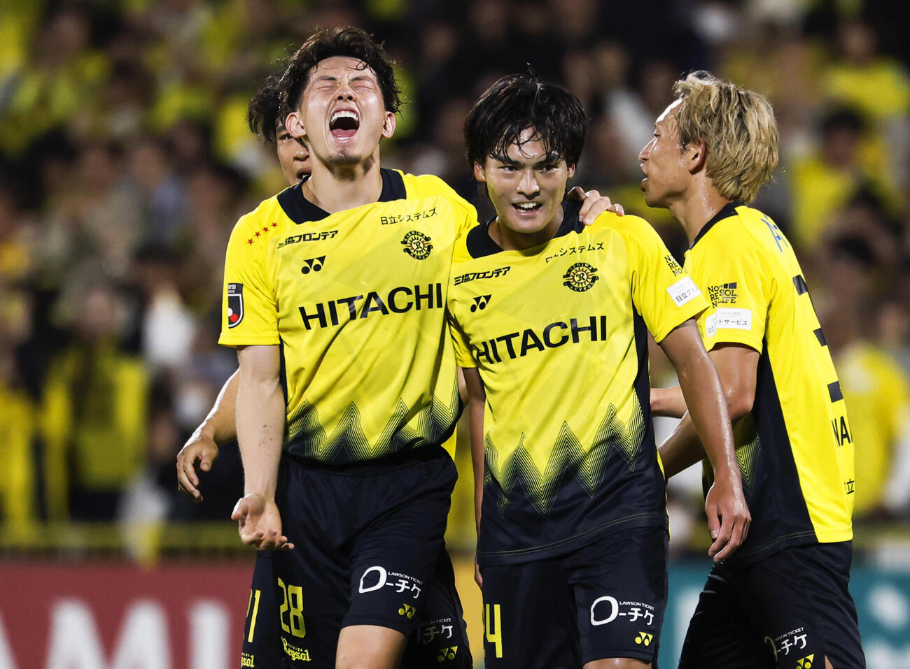 柏－神戸　後半、チーム3点目のゴールを決め祝福される柏・久保（中央）。左は戸嶋＝三協F柏（共同）