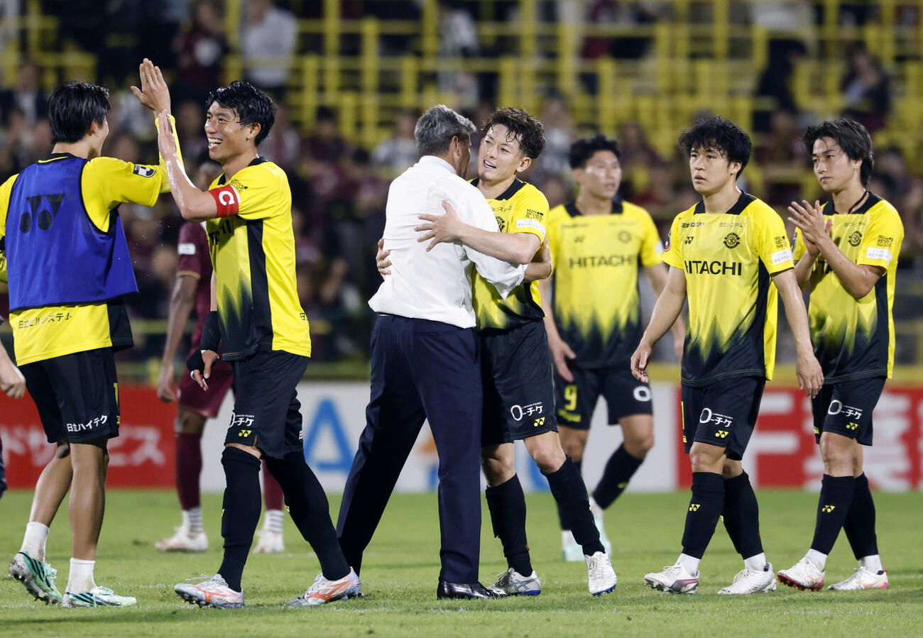 神戸に勝利し喜ぶ戸嶋（左から4人目）ら柏イレブン＝三協F柏（共同）