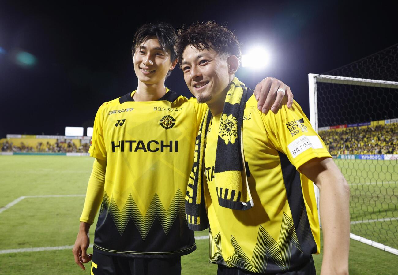 神戸に勝利し写真に納まる柏の藤尾（左）と戸嶋＝三協F柏（共同）