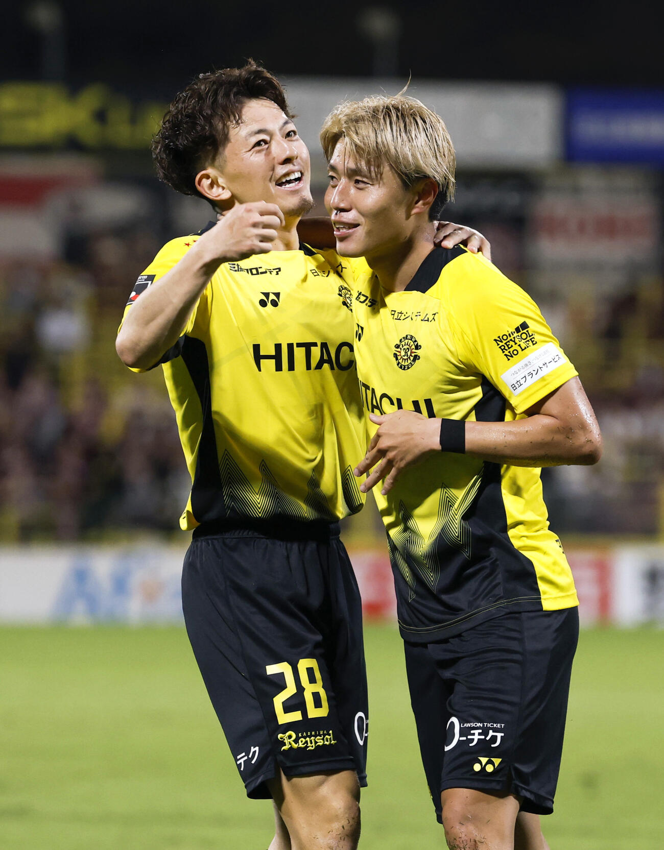 柏－神戸　後半、チーム2点目のゴールを決めた山内を祝福する柏・戸嶋（左）＝三協F柏（共同）