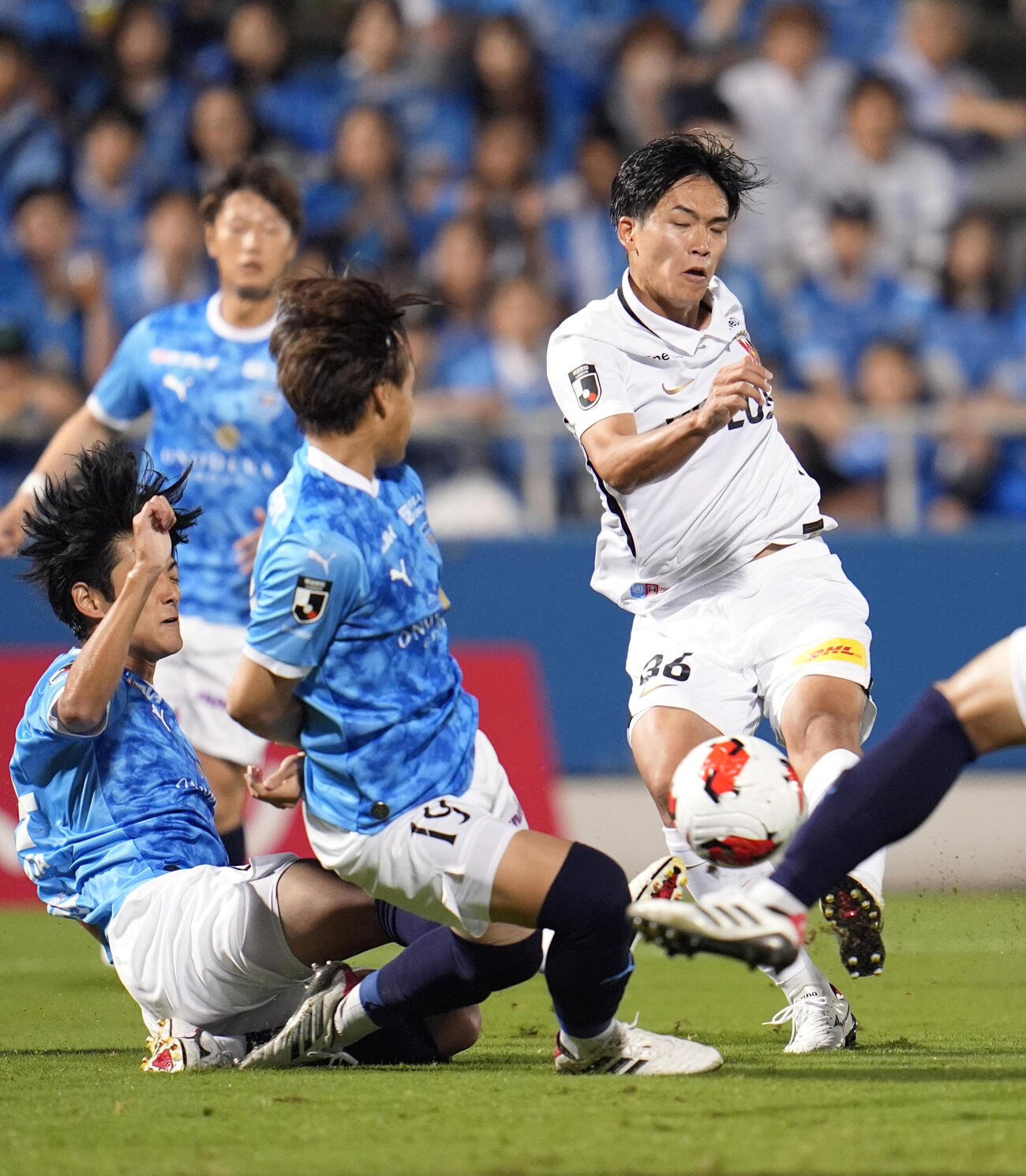 横浜FC対浦和　前半、先制ゴールを決める浦和肥田野（右）（共同）