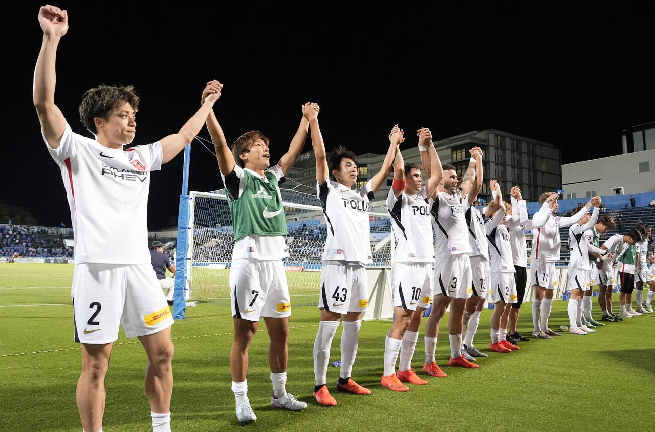 横浜FCに快勝し、サポーターと喜びを分かち合う浦和の選手たち（共同）
