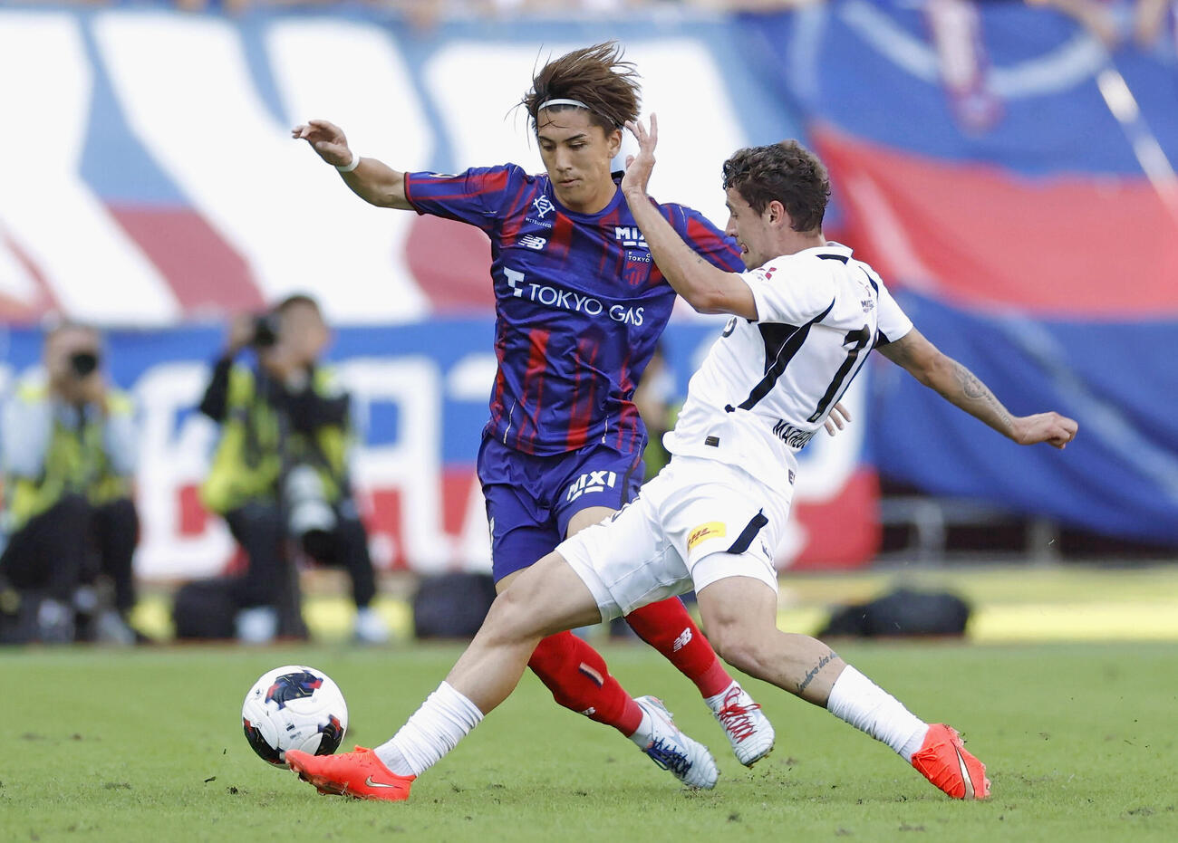 FC東京－浦和　前半、競り合うFC東京・安斎（左）と浦和・マテウスサビオ＝味スタ