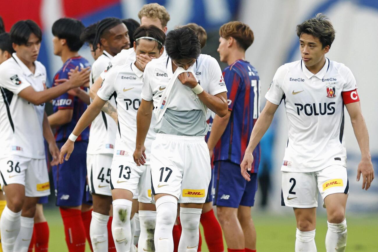 FC東京に敗れ肩を落とす浦和イレブン＝味スタ（共同）
