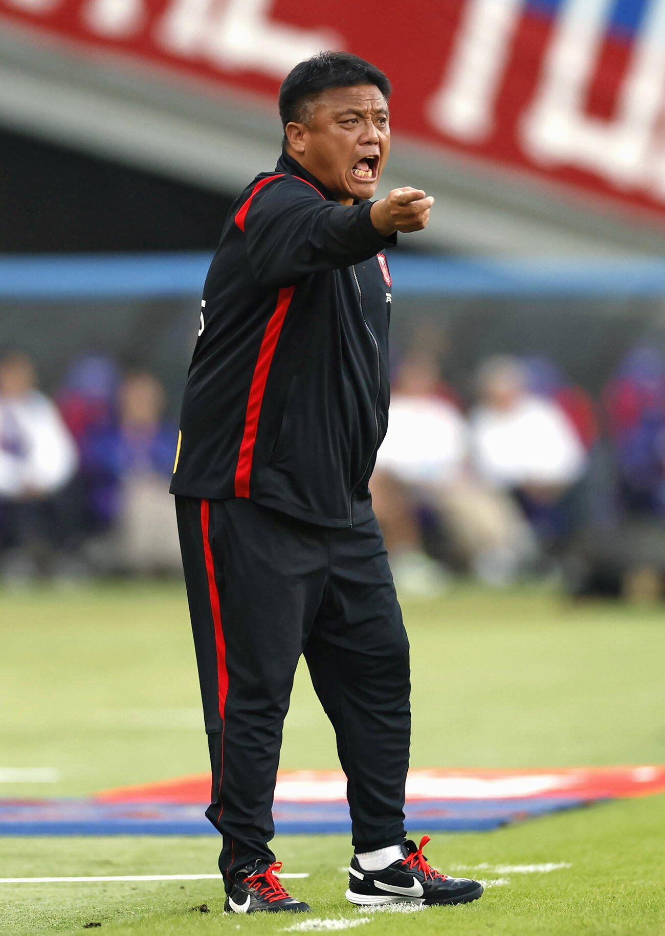 FC東京－浦和　後半、指示を出す浦和・曺貴裁監督＝味スタ（共同）