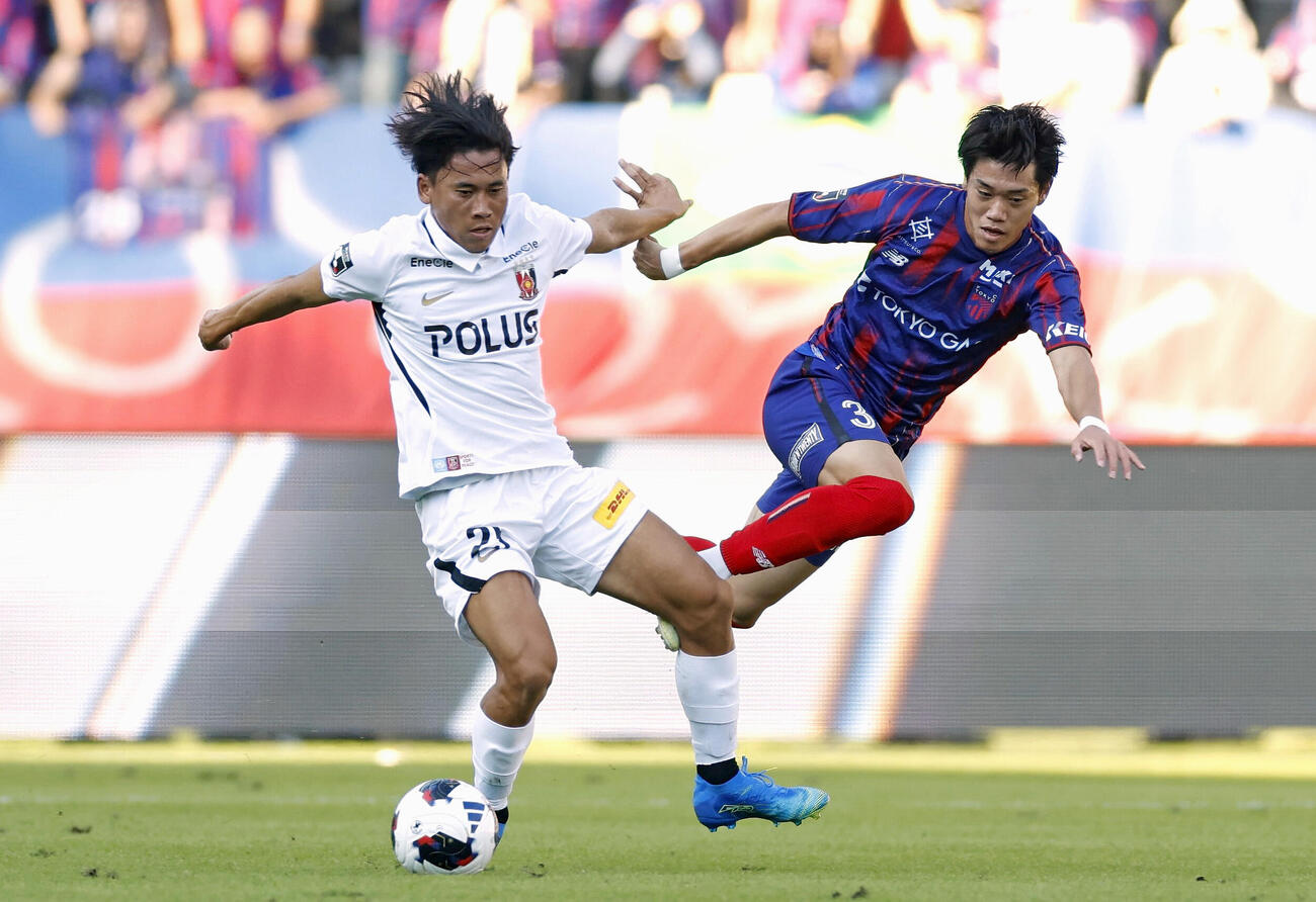 FC東京－浦和　前半、競り合う浦和・安居（左）とFC東京・俵積田＝味スタ（共同）