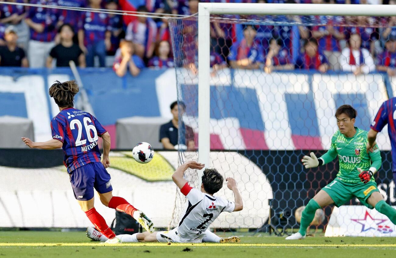 FC東京－浦和　後半、先制ゴールを決めるFC東京・長倉（左）。GK西川周＝味スタ（共同）